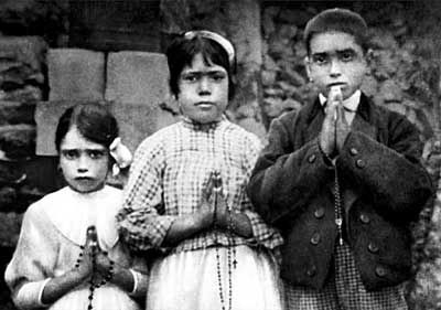 Jacinta, Lúcia e Francisco, com seus terços