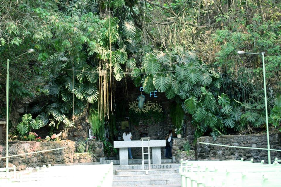 Gruta das aparições de Nossa Senhora em Itaúna